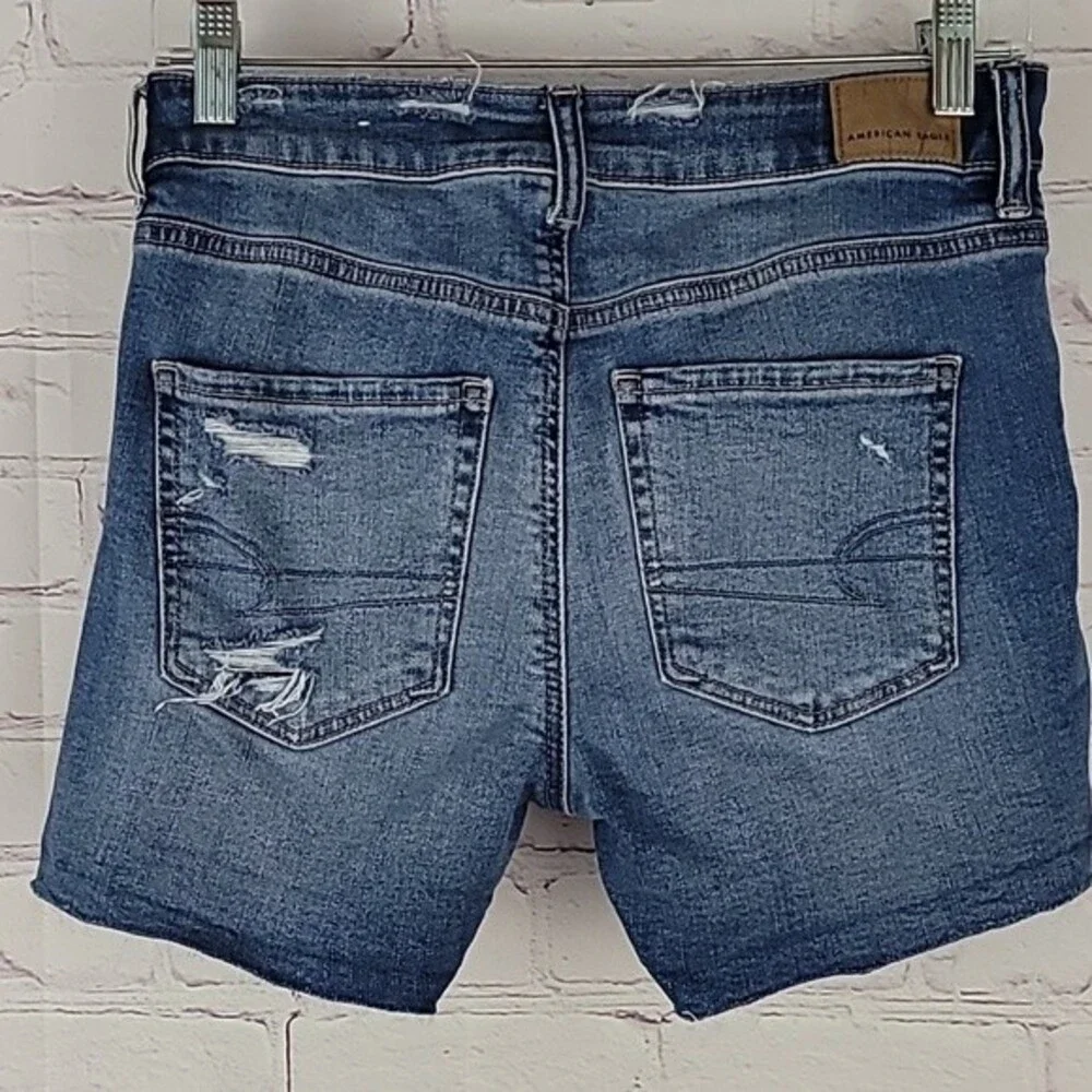 American Eagle Medium Wash High-Rise Shortie Super Stretch Jean Shorts. Size 4. - Picture 2 of 6